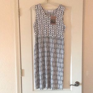 New Habitat black and white dress Beautiful!